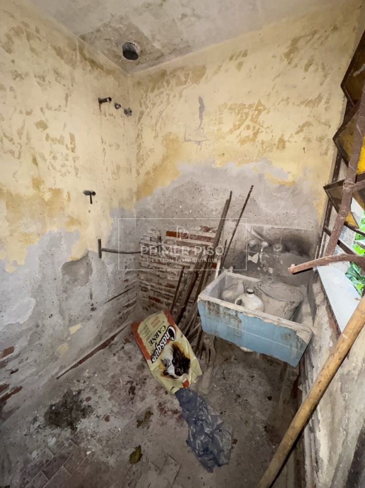 VENTA / CASA REFACCION / BARRIO LAMADRID