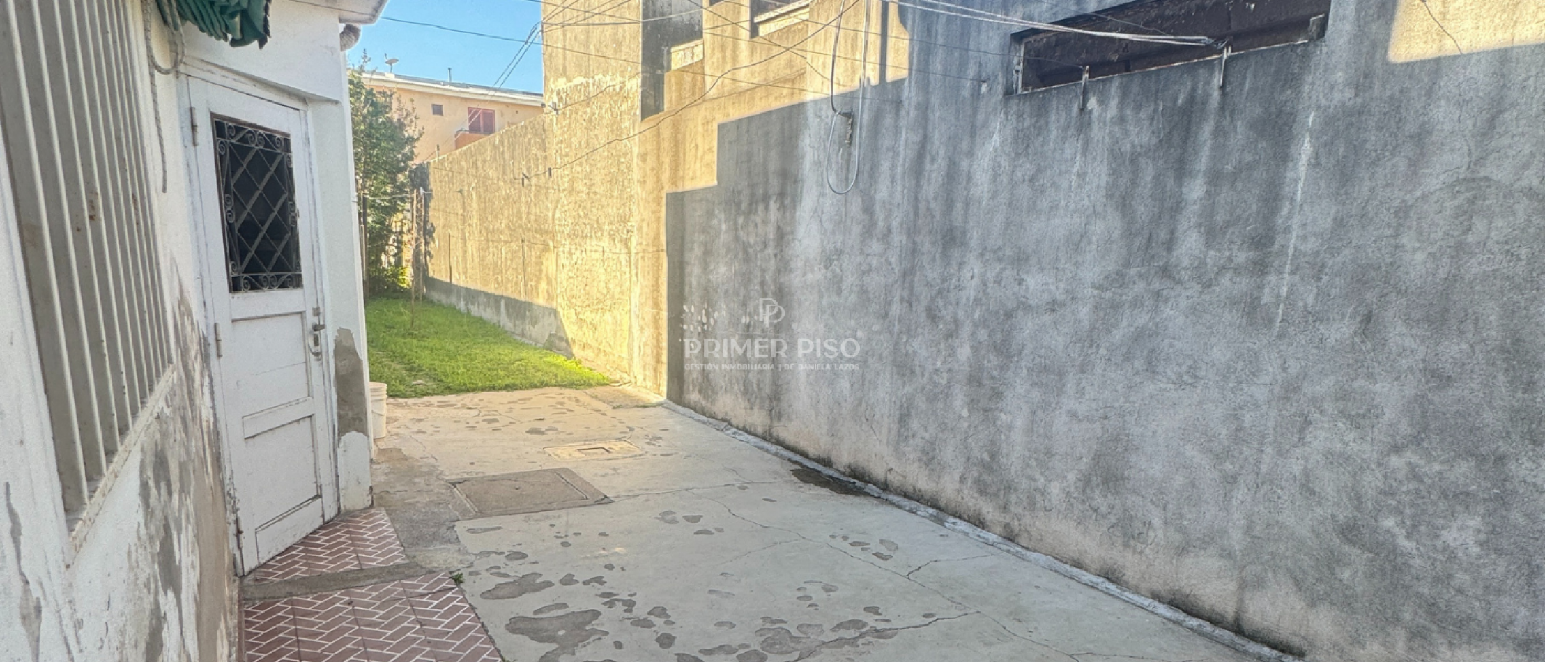 Casa con departamento trasero