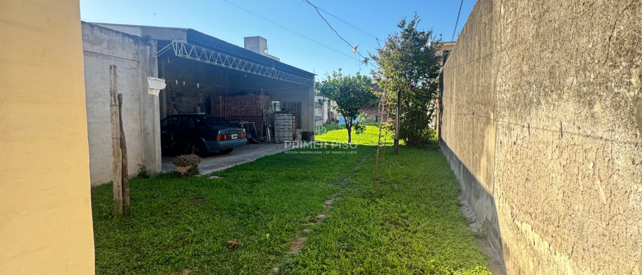 Casa con departamento trasero