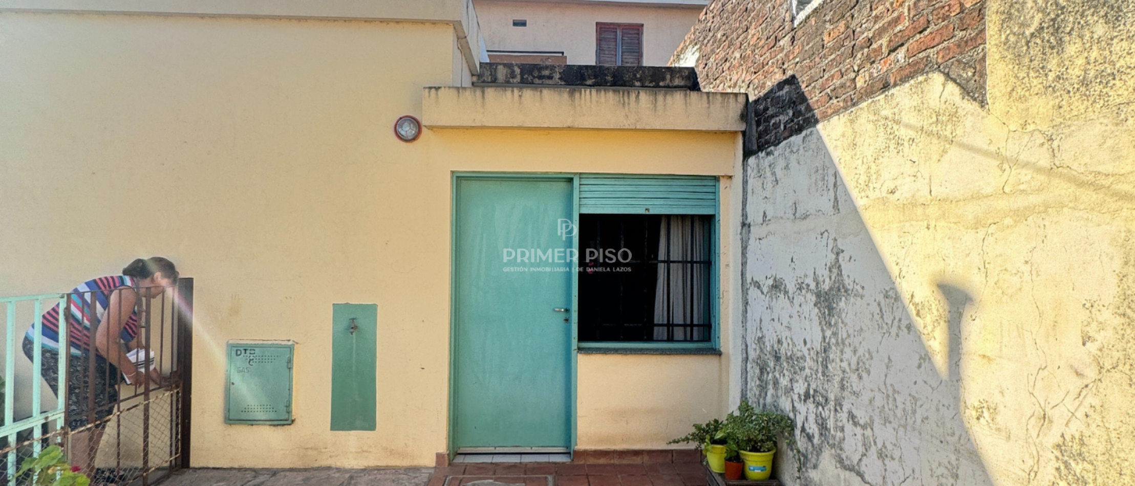 Casa con departamento trasero