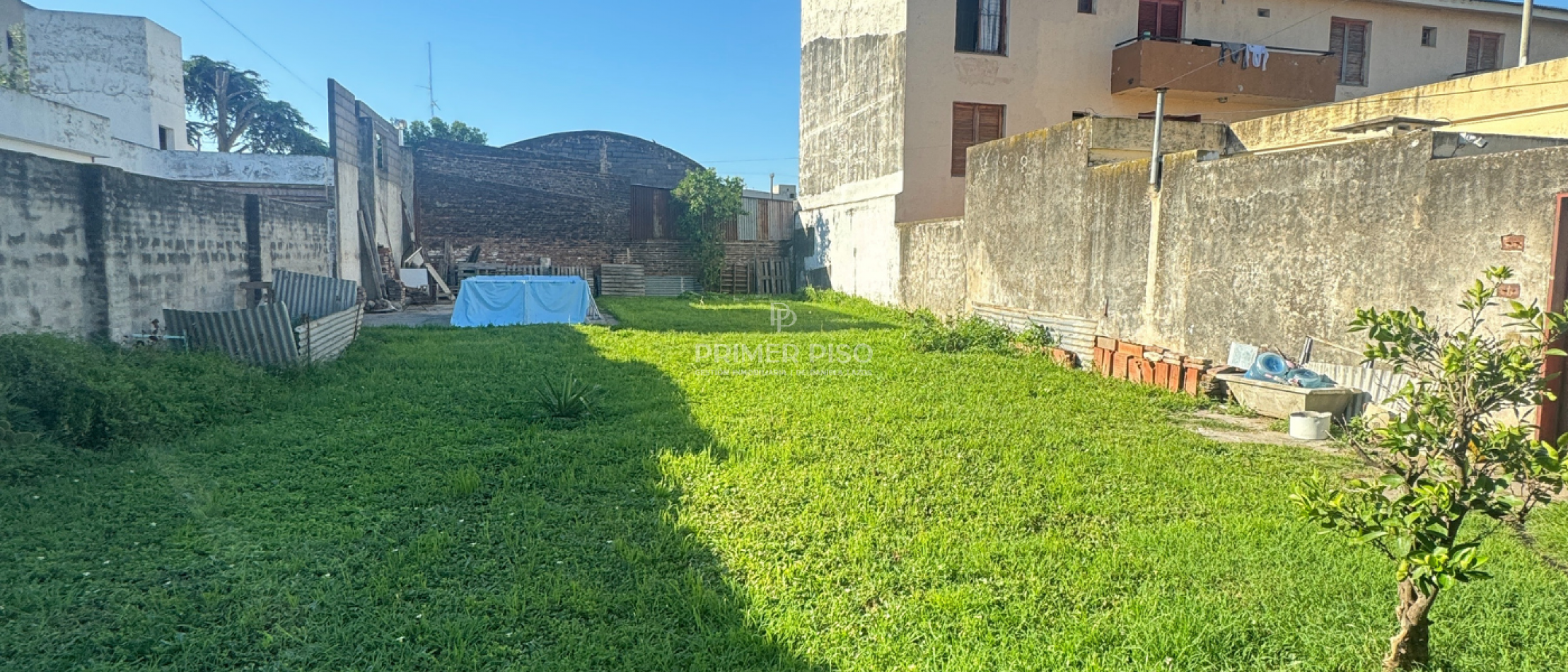 Casa con departamento trasero