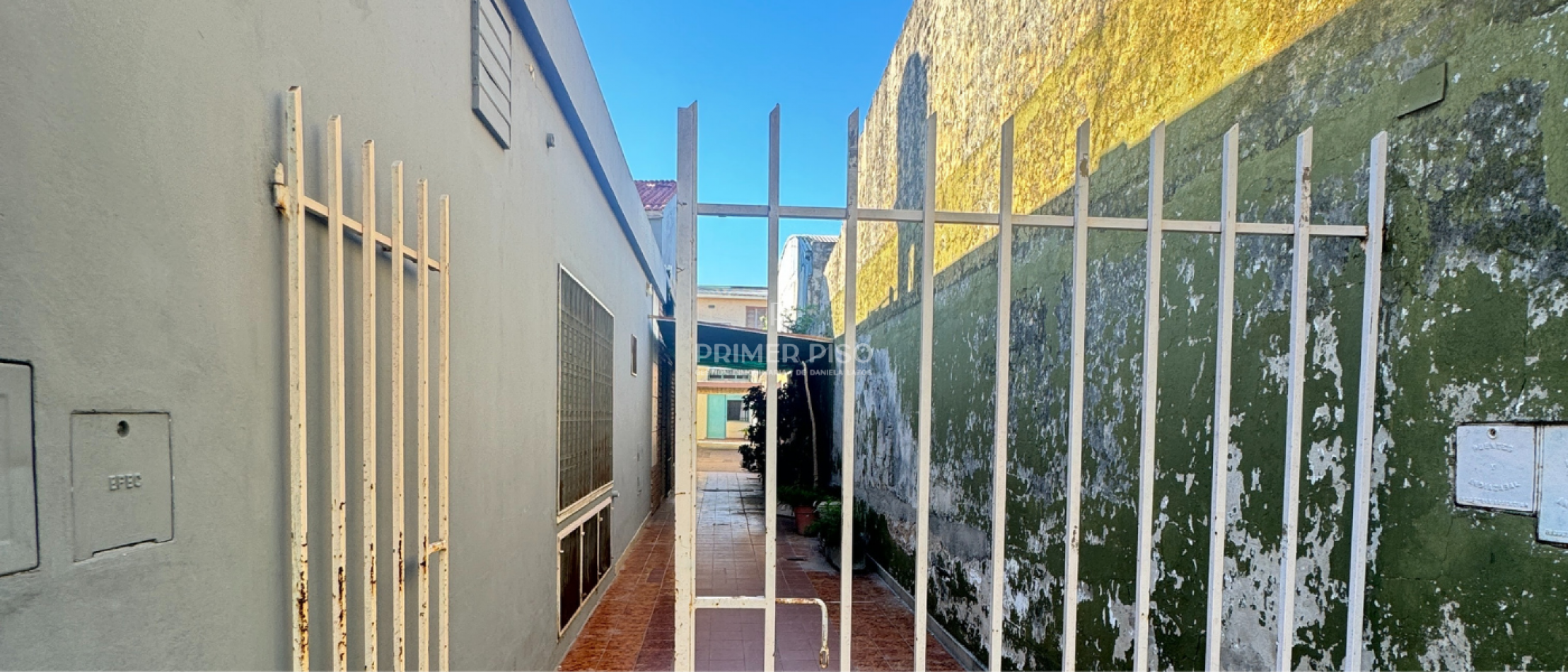 Casa con departamento trasero