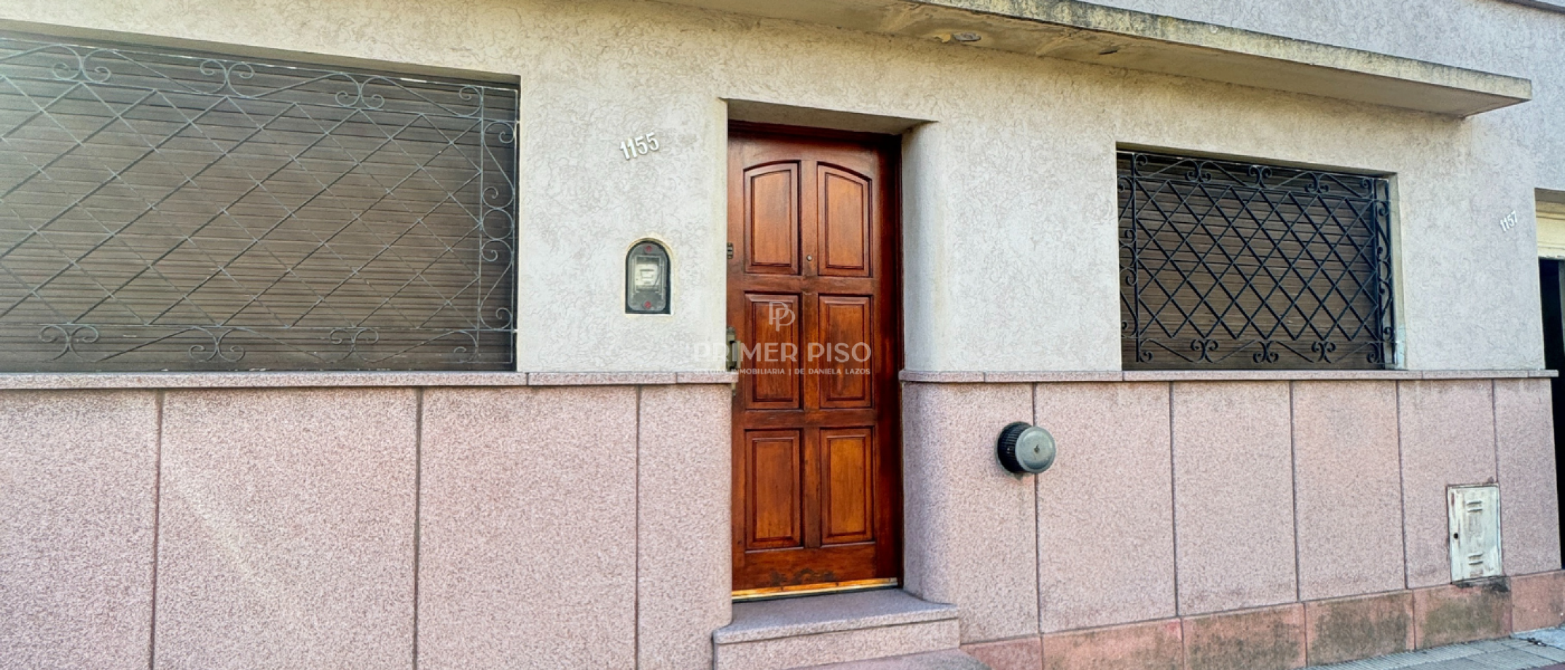 Casa con departamento trasero