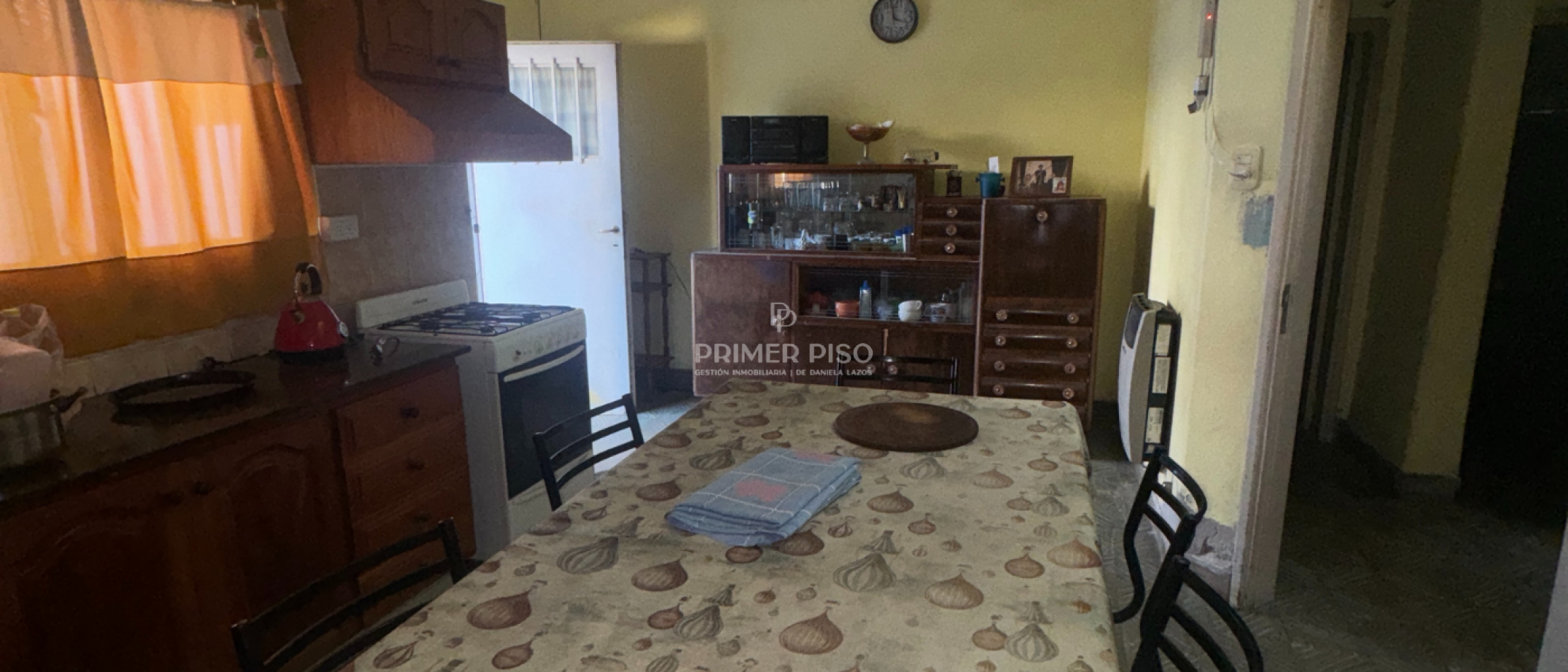 Casa con departamento trasero