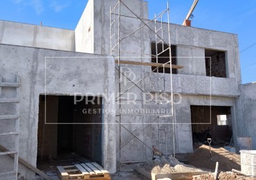 PRE VENTA / CASA / BARRIO COSTA DE ORO - VILLA NUEVA