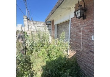 VENTA / CASA REFACCION / BARRIO LAMADRID