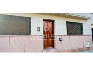 Casa con departamento trasero